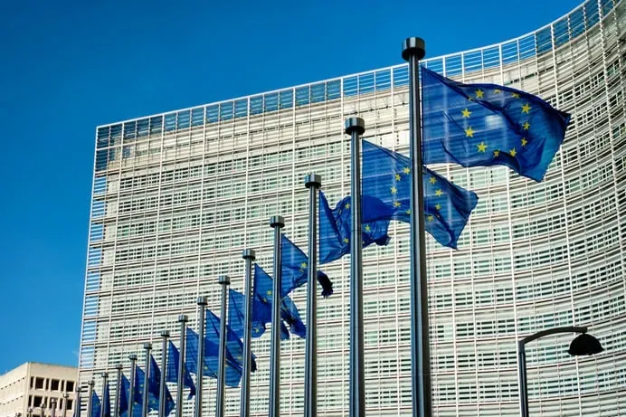 Parlamento Europeo aprobación de la ley que regula las criptomonedas MiCA