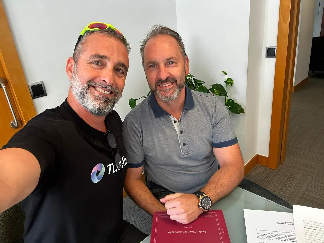 El equipo de Tutellus y Javier López, de Megavatios, firman ante notario la entrada de Tutellus en el capital de la compañía.